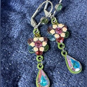 Beautiful vintage vibe flowery earrings 💚🩷